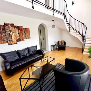 https://sunny-rooftop-apartment-with-huge-terrace.vienna-besthotels.com